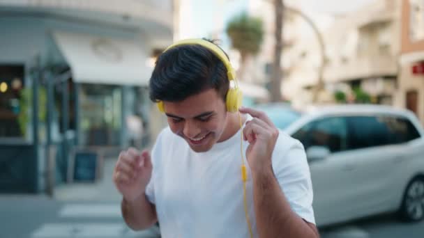 Молодой Латиноамериканец Уверенно Улыбается Слушая Музыку Улице — стоковое видео