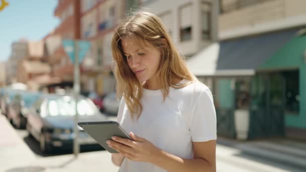 Νεαρή Ξανθιά Κοπέλα Χαμογελά Αυτοπεποίθηση Χρησιμοποιώντας Touchpad Στο Δρόμο — Αρχείο Βίντεο