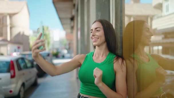 Junge Schöne Hispanische Frau Lächelt Zuversichtlich Macht Selfie Mit Dem — Stockvideo
