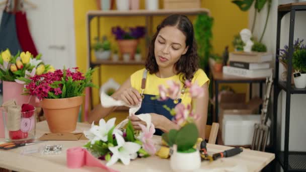 若いアフリカ系アメリカ人女性花屋は花屋で花の花束を作る — ストック動画
