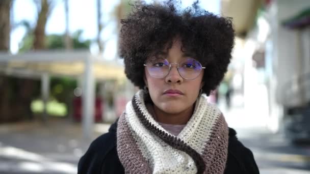 Молодая Африканская Американка Стоящая Серьезным Выражением Лица Поворачивает Назад Идя — стоковое видео