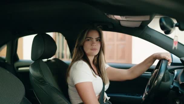 Młoda Kobieta Robi Gest Siedząc Samochodzie Ulicy — Wideo stockowe