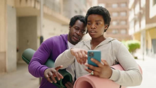 Afrika Kökenli Amerikalı Erkek Kadın Çift Sokakta Akıllı Telefon Kullanarak — Stok video