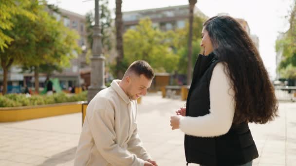 Genç Çift Gülümsüyor Parkta Nişanlanma Teklifi Alıyorlar — Stok video