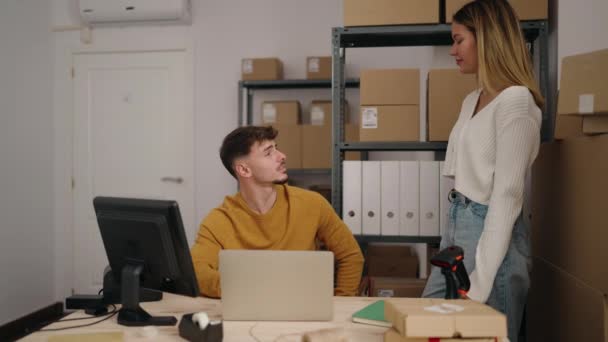 Young Couple Ecommerce Business Workers Shake Hands Office — Vídeo de Stock