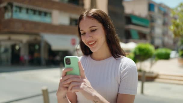 Νεαρή Γυναίκα Χαμογελά Αυτοπεποίθηση Χρησιμοποιώντας Smartphone Στο Δρόμο — Αρχείο Βίντεο