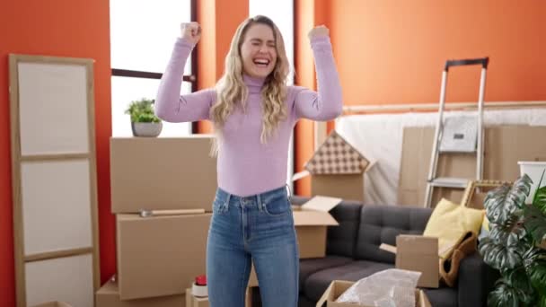 Mladá Blondýna Žena Usmívá Sebevědomě Stojí Vítězným Výrazem Novém Domově — Stock video