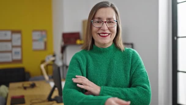 Ofiste Kollarını Kavuşturarak Gülümseyen Gri Saçlı Olgun Spanyol Bir Kadın — Stok video