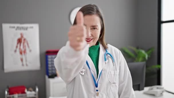 成熟的惊慌失措的女人 灰发医生在诊所做大拇指检查 — 图库视频影像