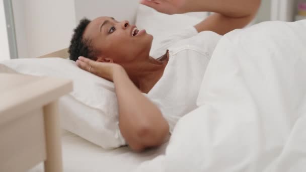 Afrikaans Amerikaanse Vrouw Bedekking Oren Voor Lawaai Slaapkamer — Stockvideo