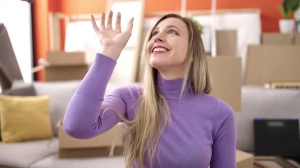 Joven Mujer Rubia Sonriendo Confiada Sosteniendo Llave Nuevo Hogar — Vídeo de stock