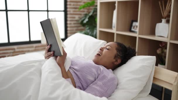 Afrikalı Amerikalı Kadın Yatak Odasında Uyumak Için Kitap Okuyor — Stok video