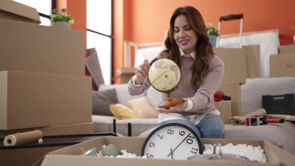 Young Beautiful Hispanic Woman Smiling Confident Unpacking Cardboard Box New — ストック動画