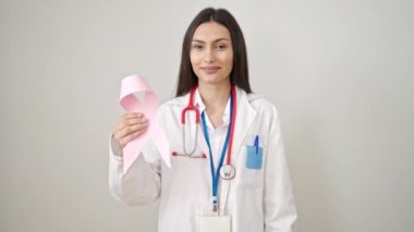 Genç, İspanyol asıllı, göğüs kanseri olan bir kadın. İzole edilmiş beyaz arka planda pembe kurdele.