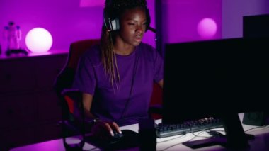 Oyun odasında bilgisayar kullanarak strese giren Afrikalı Amerikalı kadın.