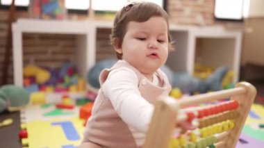 Anaokulunda Abaküs 'le oynayan sevimli çocuk.