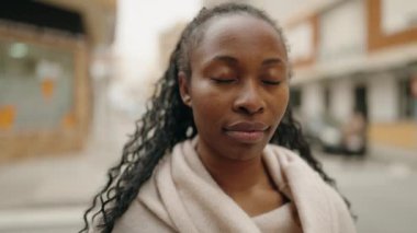 Sokakta kendine güvenen Afrikalı Amerikalı kadın gülümsüyor