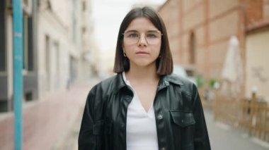 Sokakta kendine gülen genç İspanyol kadın.