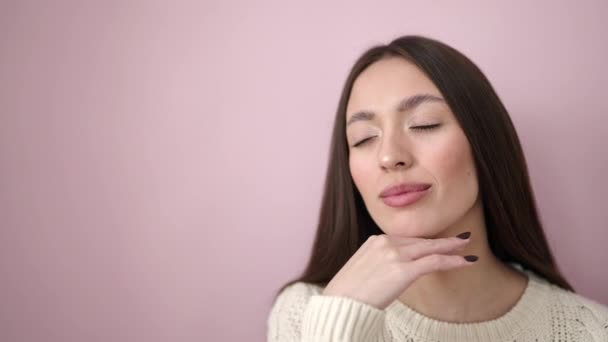 Молодая Красивая Латиноамериканка Улыбается Уверенно Трогательное Лицо Изолированном Розовом Фоне — стоковое видео