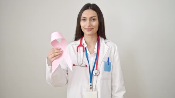 Νεαρή Όμορφη Ισπανόφωνη Γιατρός Κρατώντας Ροζ Κορδέλα Ευαισθητοποίησης Για Τον — Αρχείο Βίντεο