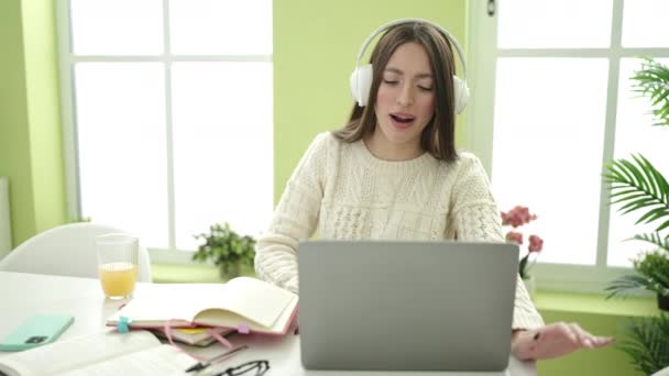 Jong Mooi Latino Vrouw Student Glimlachen Zelfverzekerd Luisteren Naar Muziek — Stockvideo
