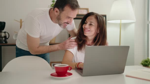 Homme Femme Couple Utilisant Ordinateur Portable Télétravail Maison — Video