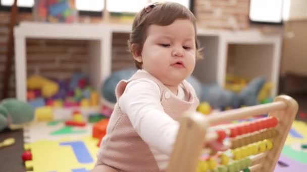 幼稚園の床に座っているそろばんで遊ぶ愛らしい幼児 — ストック動画
