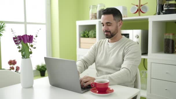 Jonge Spaanse Man Met Behulp Van Laptop Zittend Tafel Thuis — Stockvideo