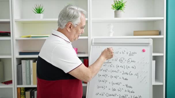 Mężczyzna Średnim Wieku Siwymi Nauczycielami Matematyki Klasie Uniwersyteckiej — Wideo stockowe
