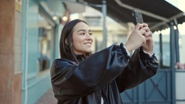 Jonge Mooie Spaanse Vrouw Glimlachend Zelfverzekerde Opname Video Smartphone Terras — Stockvideo