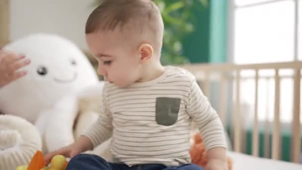 Yatakta Oturmuş Yatak Odasında Oynayan Iki Sevimli Bebek — Stok video