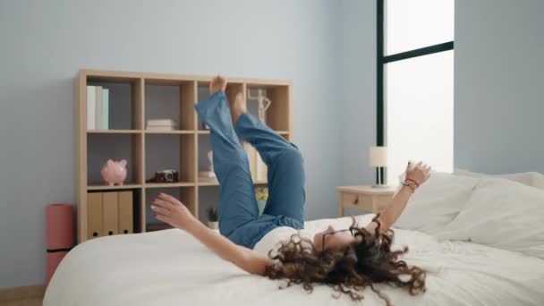Frau Mittleren Alters Lächelt Selbstbewusst Und Springt Schlafzimmer Aufs Bett — Stockvideo