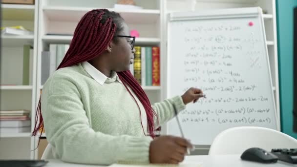 Örgü Örmüş Saç Öğretmeni Olan Afrikalı Kadın Üniversite Kütüphanesinde Matematik — Stok video