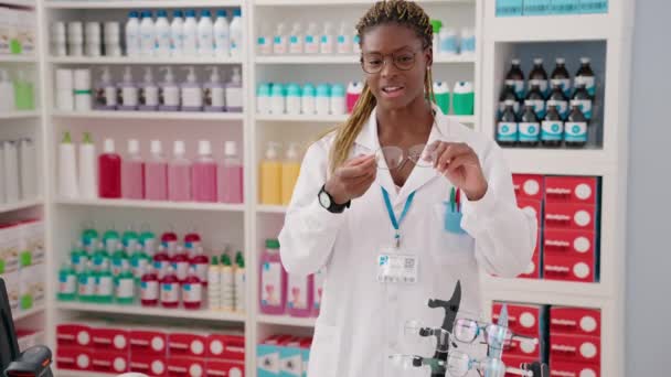 Pharmacienne Afro Américaine Tenant Des Lunettes Parlant Pharmacie — Video