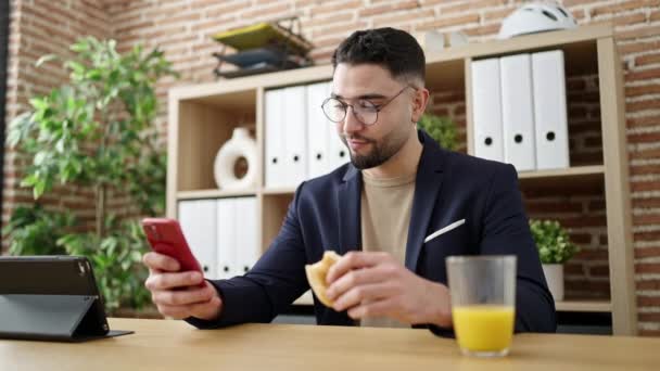 Jovem Árabe Homem Empresário Tomando Café Manhã Trabalhando Escritório — Vídeo de Stock