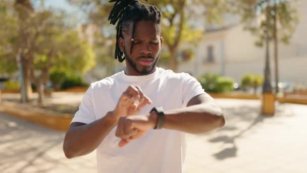 Parkta Kronometre Kullanan Afro Amerikan Kadın — Stok video