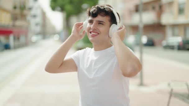 Hombre Binario Escuchando Música Bailando Parque — Vídeos de Stock