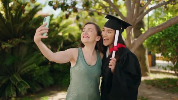 Dos Mujeres Madre Hija Graduada Hacen Selfie Por Teléfono Inteligente — Vídeo de stock