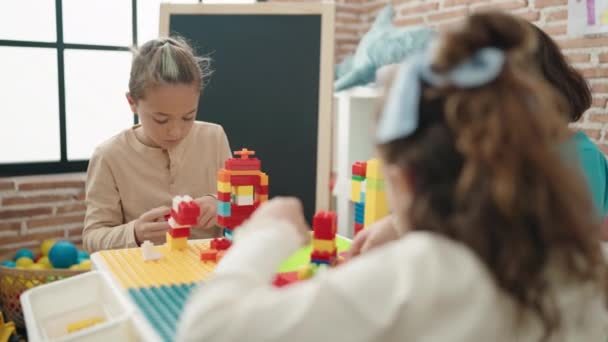 Kindergruppe Spielt Mit Bauklötzen Tisch Kindergarten — Stockvideo