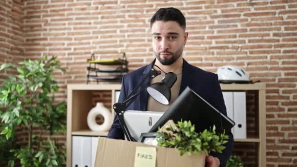 Junger Arabischer Geschäftsmann Arbeitslos Der Verärgert Ins Büro Blickt — Stockvideo
