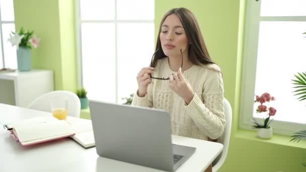 Genç Güzel Spanyol Kız Öğrenci Evde Ders Çalışırken Dizüstü Bilgisayar — Stok video