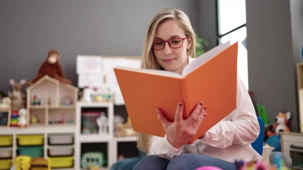 Jovem Loira Professora Pré Escolar Sorrindo Livro Leitura Confiante Jardim — Vídeo de Stock