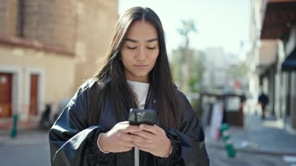 Jeune Belle Femme Hispanique Souriant Confiant Utilisant Smartphone Rue — Video