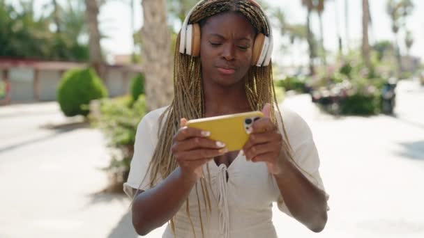 Африканська Жінка Американка Яка Впевнено Посміхається Відеоігри Вулиці — стокове відео