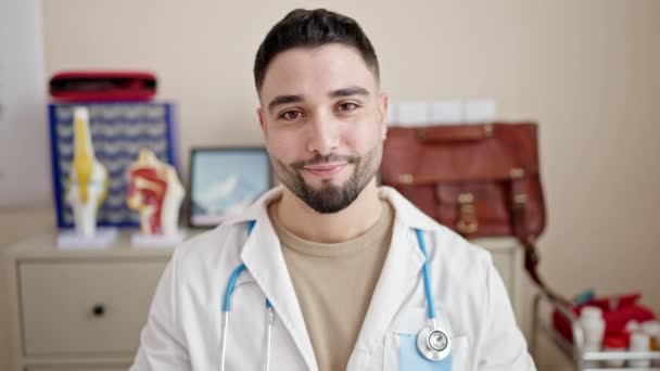 Jeune Homme Arabe Médecin Faire Geste Cardiaque Avec Les Mains — Video