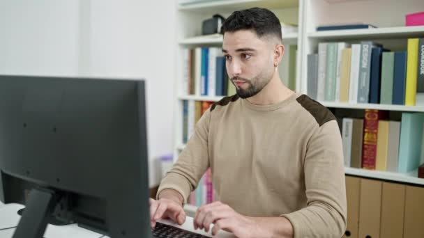 Jovem Árabe Homem Estudante Sorrindo Confiante Estudando Com Computador Sala — Vídeo de Stock