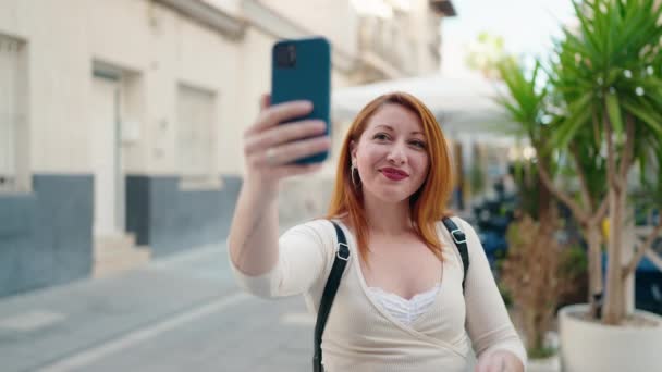Jovem Ruiva Sorrindo Confiante Fazendo Selfie Pelo Smartphone Rua — Vídeo de Stock