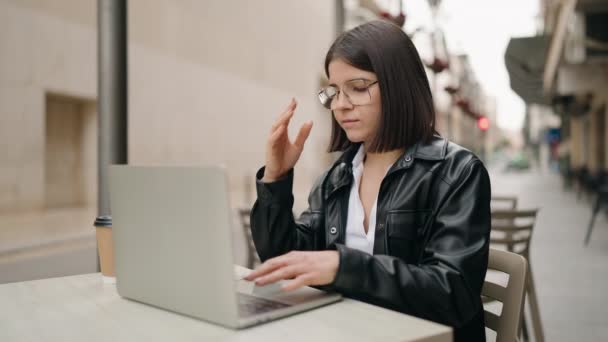 年轻的惊慌失措的女人强调要用笔记本电脑在咖啡店的阳台上工作 — 图库视频影像