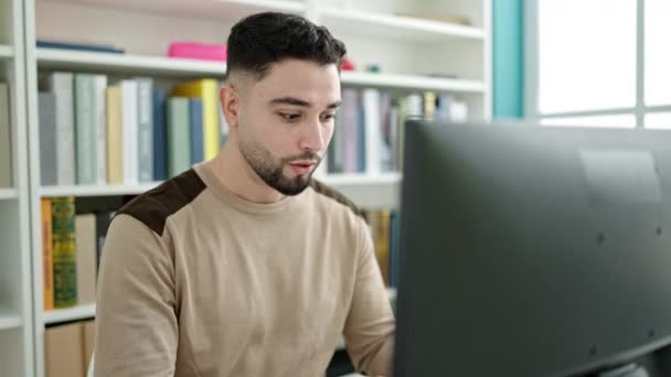 Jonge Arabier Student Moe Studeren Met Computer Universiteit Klaslokaal — Stockvideo