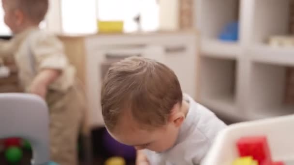 Två Bedårande Småbarn Leker Med Byggklossar Som Står Dagis — Stockvideo